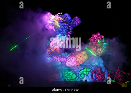 Une immense lanterne dragon est affiché dans Lukang, Changhua county, Taiwan, soir du 06 février, 2012, pour la célébration du Festival des lanternes de Taïwan. La hauteur et la largeur du dragon est de 20 x 20 mètres, et son poids est de 40 tonnes. La figure du Dragon est le symbole du nouvel an lunaire. Banque D'Images