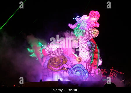 Une immense lanterne dragon est affiché dans Lukang, Changhua county, Taiwan, soir du 06 février, 2012, pour la célébration du Festival des lanternes de Taïwan. La hauteur et la largeur du dragon est de 20 x 20 mètres, et son poids est de 40 tonnes. La figure du Dragon est le symbole du nouvel an lunaire. Banque D'Images