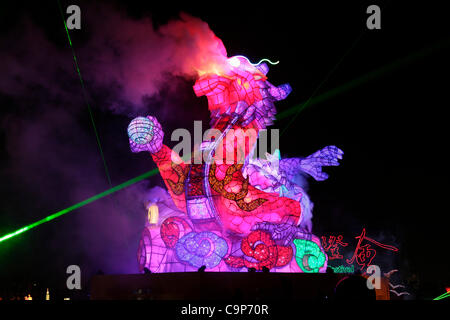 Une immense lanterne dragon est affiché dans Lukang, Changhua county, Taiwan, soir du 06 février, 2012, pour la célébration du Festival des lanternes de Taïwan. La hauteur et la largeur du dragon est de 20 x 20 mètres, et son poids est de 40 tonnes. La figure du Dragon est le symbole du nouvel an lunaire. Banque D'Images