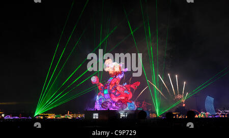 Une immense lanterne dragon est affiché dans Lukang, Changhua county, Taiwan, soir du 06 février, 2012, pour la célébration du Festival des lanternes de Taïwan. La hauteur et la largeur du dragon est de 20 x 20 mètres, et son poids est de 40 tonnes. La figure du Dragon est le symbole du nouvel an lunaire. Banque D'Images