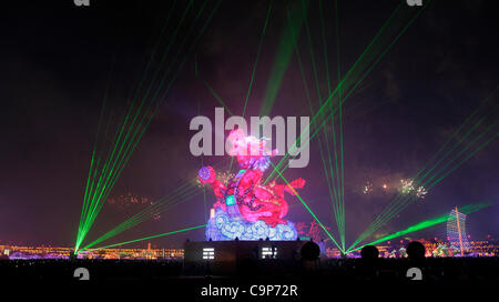 Une immense lanterne dragon est affiché dans Lukang, Changhua county, Taiwan, soir du 06 février, 2012, pour la célébration du Festival des lanternes de Taïwan. La hauteur et la largeur du dragon est de 20 x 20 mètres, et son poids est de 40 tonnes. La figure du Dragon est le symbole du nouvel an lunaire. Banque D'Images