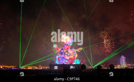 Une immense lanterne dragon est affiché dans Lukang, Changhua county, Taiwan, soir du 06 février, 2012, pour la célébration du Festival des lanternes de Taïwan. La hauteur et la largeur du dragon est de 20 x 20 mètres, et son poids est de 40 tonnes. La figure du Dragon est le symbole du nouvel an lunaire. Banque D'Images