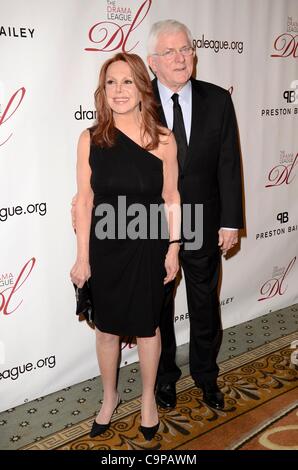 Marlo Thomas, Phil Donahue aux arrivées de Drama League of New York 2012 célébration musicale de Broadway , New York, NY, le 6 février 2012. Photo par : Eric Reichbaum/Everett Collection Banque D'Images