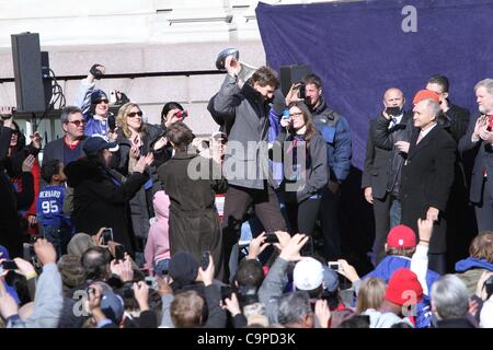 Eli Manning, hissant le trophée Lombardi lors d'une apparition publique pour les hôtes de la ville de New York pour célébrer le Super Bowl XLVI Champions les Giants de New York, City Hall Plaza, New York, NY Le 7 février 2012. Photo par : Andres Otero/Everett Collection Banque D'Images