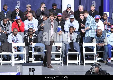 Eli Manning lors d'une apparition publique pour les hôtes de la ville de New York pour célébrer le Super Bowl XLVI Champions les Giants de New York, City Hall Plaza, New York, NY Le 7 février 2012. Photo par : Andres Otero/Everett Collection Banque D'Images