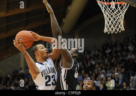 7 février 2012 - Villanova, New York, États-Unis - Villanova Wildcats guard Dominic joue (23) shoots e boule tout en étant protégé par la Providence Friars avant Ron Giplaye (34). Dans un jeu joué au pavillon de Villanova, en Pennsylvanie. Sentiers à la Providence Villanova la moitié par un score de 44-30. Banque D'Images