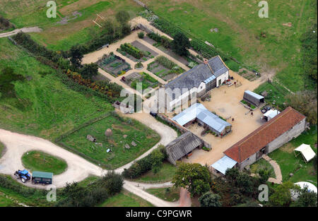 Photo de fichier (2009) Vue aérienne de la rivière Hugh Fearnley-Whittingstall Cottage qui a été "sévèrement endommagée" par le feu le 8 février 2012. Photo : Service de presse de Dorset Banque D'Images