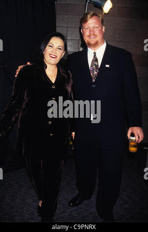 19 avril 1999 - New York, New York, États-Unis - K15382KJ.Roseanne Barr & Mari BEN.Tyson vs Seldon. 04/19/1999 Crédit : Images(Â© Kelly Jordan/Photos/ZUMAPRESS.com) Globe Banque D'Images