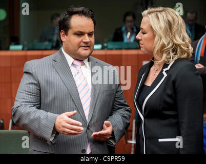 9 février 2012 - Bruxelles, BXL, Belgique - Le ministre des Finances, Jutta Urpilainen finlandais (R) et le ministre des Finances néerlandais Jan Kees avant la réunion ministérielle de l'Eurogroupe au Conseil européen à Bruxelles, Belgique le 2012-02-09 Le ministre des Finances dit qu'un accord entre les parties Banque D'Images