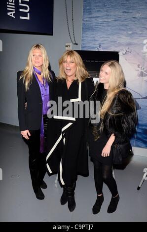 Alexandra Richards, Patti Hansen et Theodora Richards aux arrivées pour acte de bravoure Premiere, l'Intrépide, New York, NY Le 9 février 2012. Photo par : Eric Reichbaum/Everett Collection Banque D'Images