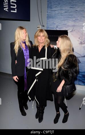 Alexandra Richards, Patti Hansen et Theodora Richards aux arrivées pour acte de bravoure Premiere, l'Intrépide, New York, NY Le 9 février 2012. Photo par : Eric Reichbaum/Everett Collection Banque D'Images