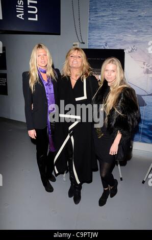 Alexandra Richards, Patti Hansen et Theodora Richards aux arrivées pour acte de bravoure Premiere, l'Intrépide, New York, NY Le 9 février 2012. Photo par : Eric Reichbaum/Everett Collection Banque D'Images