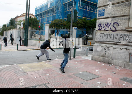 10 février 2012 Athènes Grèce. Les manifestants en conflit avec la police anti-émeute dans le centre d'Athènes.Des milliers de personnes sont descendues dans les rues comme oaunched les syndicats une grève générale de deux jours contre les mesures d'austérité prévues un jour après le renflouement international Creece crucial a été mis en suspens par ses partenaires de la Banque D'Images