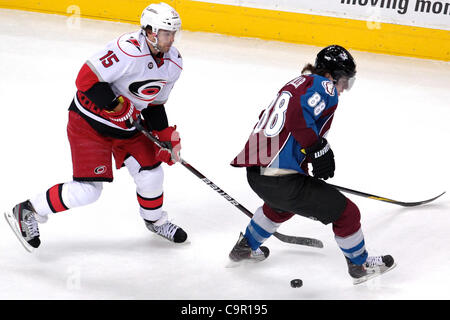 10 février 2012 - Denver, Colorado, États-Unis - Colorado Avalanche aile droite Peter Mueller (88) vole le palet de Tuomo Ruutu centre Carolina Hurricanes (15) dans la première période. Après une période Carolina mène 2-1. L'Avalanche du Colorado a accueilli les Hurricanes de la Caroline au centre Pepsi dans D Banque D'Images