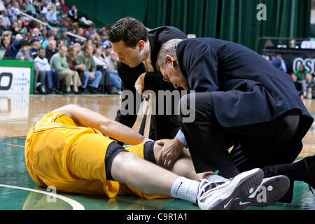 9 février 2012 - Cleveland, Ohio, États-Unis - Valparaiso entraîneur en chef Bryce a attiré parle à l'avant Kevin Van Wijk (55) comme il est examiné par un formateur d'après Van Wijk blessé au genou au cours du premier semestre contre Cleveland State. Le Valparaiso Crusaders défait le Cleveland State Vikings 59-41 dans le jeu p Banque D'Images