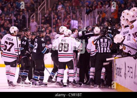 10 février 2012 - San Jose, Californie, États-Unis - Les équipes se battre devant des bancs pendant la partie de la LNH entre les Sharks de San Jose et les Blackhawks de Chicago chez HP Pavilion de San Jose, CA. Les Sharks mènent 2-0 après la première période. (Crédit Image : © Matt Cohen/Southcreek/ZUMAPRESS.com) Banque D'Images