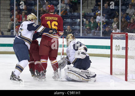 10 février 2012 - South Bend, Indiana, États-Unis - gardien de Notre Dame Mike Johnson (# 32) ressemble à s'enregistrer dans la première période d'action match de hockey NCAA entre Notre Dame et Ferris State. Les Bulldogs de Ferris State défait les Notre Dame Fighting Irish 3-0 en match à la famille Ice Arena à Compton Banque D'Images