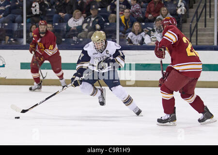 10 février 2012 - South Bend, Indiana, États-Unis - Notre Dame de l'aile droite Billy Maday (# 17) patins avec la rondelle comme défenseur Derek Graham Ferris State (# 22) défend en deuxième période d'action match de hockey NCAA entre Notre Dame et Ferris State. Les Bulldogs de Ferris State défait les Notre Dame Fighting J Banque D'Images