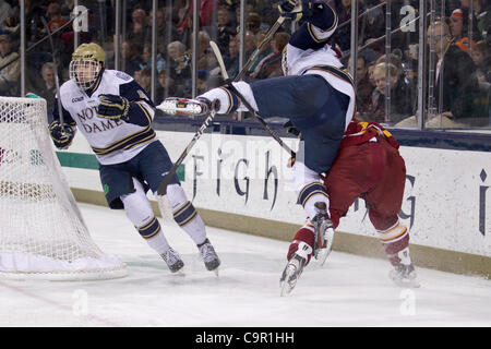 10 février 2012 - South Bend, Indiana, États-Unis - Notre Dame de l'aile droite Austin Wuthrich (# 27) et le défenseur Brett Wysopal Ferris State (# 27) Bataille derrière le filet en première période d'action match de hockey NCAA entre Notre Dame et Ferris State. Les Bulldogs de Ferris State défait les Notre Dame Fighting Iri Banque D'Images