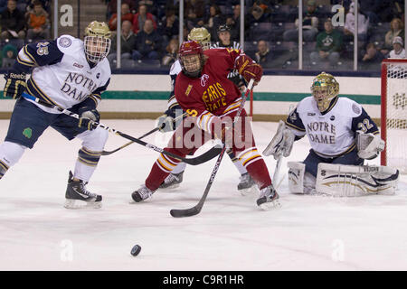 10 février 2012 - South Bend, Indiana, États-Unis - aile droite Ferris State Nate Milam (# 15) et Notre Dame le défenseur Kevin Lind (# 25) en bataille avant du net en première période d'action match de hockey NCAA entre Notre Dame et Ferris State. Les Bulldogs de Ferris State défait les Notre Dame Fighting Irish Banque D'Images