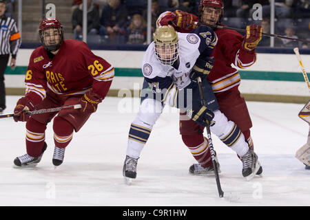 10 février 2012 - South Bend, Indiana, États-Unis - Notre Dame de l'aile droite Austin Wuthrich (# 27) et le défenseur Brett Wysopal Ferris State (# 27) en bataille avant du net en première période d'action match de hockey NCAA entre Notre Dame et Ferris State. Les Bulldogs de Ferris State défait le Notre Dame de combat Banque D'Images