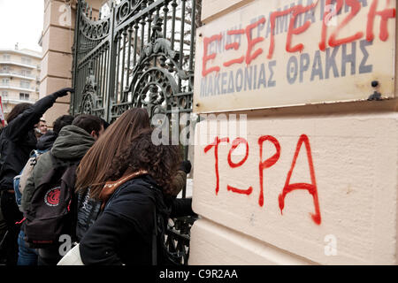 Soulèvement 'Now' est pulvérisé sur un mur à l'extérieur de l'ancien ministère de la Macédoine et de la Thrace. Grève nationale de 48 heures. Manifestations en Grèce contre les nouvelles mesures économiques rigoureuses. 10 février 2012. Thessalonique, Grèce / Konstantinos Tsakalidis Banque D'Images