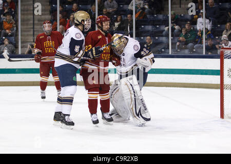 10 février 2012 - South Bend, Indiana, États-Unis - Notre Dame le défenseur Robbie Russo (# 5) protège son gardien Mike Johnson (# 32) en tant que joueur de Ferris State Derek Graham (# 22) s'arrête net dans la première période d'action match de hockey NCAA entre Notre Dame et Ferris State. Les Bulldogs defea Ferris State Banque D'Images