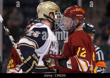 10 février 2012 - South Bend, Indiana, États-Unis - Notre Dame de l'aile gauche Nick Larson (# 26) et de l'aile droite Ferris State TJ Schlueter (# 12) se saluent après le sifflet dans la première période d'action match de hockey NCAA entre Notre Dame et Ferris State. Les Bulldogs de Ferris State défait le Notre Dame Figh Banque D'Images