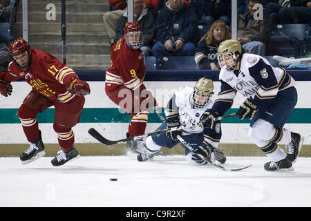 10 février 2012 - South Bend, Indiana, États-Unis - Notre Dame le défenseur Robbie Russo (# 5) et l'aile droite Ferris State Eric Alexander (# 17) Bataille pour la rondelle en première période d'action match de hockey NCAA entre Notre Dame et Ferris State. Les Bulldogs de Ferris State défait les Notre Dame Fighting Irish 3- Banque D'Images