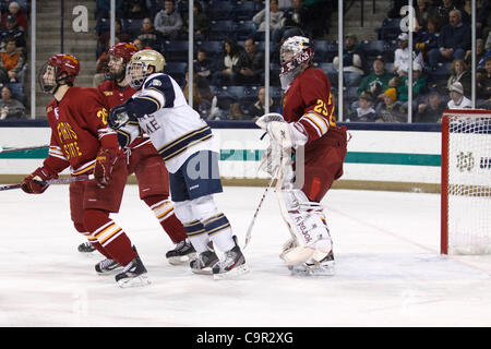 10 février 2012 - South Bend, Indiana, États-Unis - Notre Dame center T.J. Tynan (# 18) batailles pour position à l'avant du gardien de Ferris State Taylor Nelson (# 29) dans la deuxième période d'action match de hockey NCAA entre Notre Dame et Ferris State. Les Bulldogs de Ferris State défait les Notre Dame Fighting Iris Banque D'Images