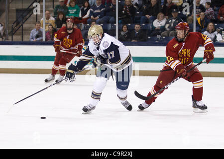 10 février 2012 - South Bend, Indiana, États-Unis - Notre Dame de l'aile droite Billy Maday (# 17) patins avec la rondelle comme défenseur Derek Graham Ferris State (# 22) défend en deuxième période d'action match de hockey NCAA entre Notre Dame et Ferris State. Les Bulldogs de Ferris State défait les Notre Dame Fighting J Banque D'Images