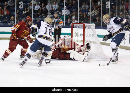 10 février 2012 - South Bend, Indiana, États-Unis - Notre Dame de l'aile droite Michael Voran (# 16) Patins et le net comme gardien de Ferris State Taylor Nelson (# 29) va jusqu'à faire de l'enregistrer dans la deuxième période d'action match de hockey NCAA entre Notre Dame et Ferris State. Les Bulldogs de Ferris State défait la No Banque D'Images