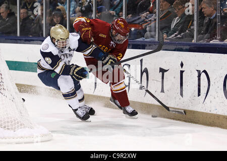 10 février 2012 - South Bend, Indiana, États-Unis - Notre Dame center Anders Lee (# 9) et le défenseur Scott Ferris State Czarnowczan (# 2) bataille pour la rondelle en deuxième période d'action match de hockey NCAA entre Notre Dame et Ferris State. Les Bulldogs de Ferris State défait les Notre Dame Fighting Irish 3-0 j Banque D'Images