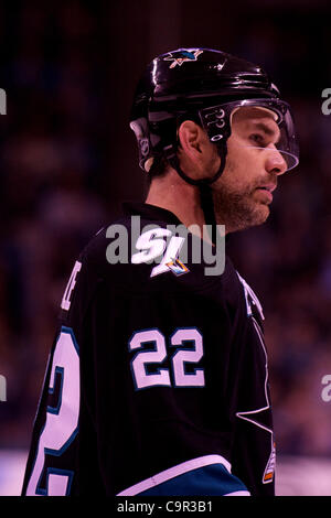 10 février 2012 - San Jose, Californie, États-Unis - le défenseur des requins Dan Boyle (22) au cours de la partie de la LNH entre les Sharks de San Jose et les Blackhawks de Chicago chez HP Pavilion de San Jose, CA. Les Sharks ont remporté 5-3. (Crédit Image : © Matt Cohen/Southcreek/ZUMAPRESS.com) Banque D'Images