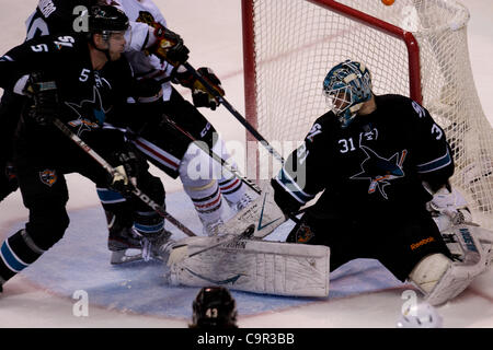 10 février 2012 - San Jose, Californie, États-Unis - gardien Antti Niemi Sharks (31) fait une sauvegarde dans la circulation au cours de la partie de la LNH entre les Sharks de San Jose et les Blackhawks de Chicago chez HP Pavilion de San Jose, CA. Les Sharks ont remporté 5-3. (Crédit Image : © Matt Cohen/Southcreek/ZUMAPRESS.com) Banque D'Images