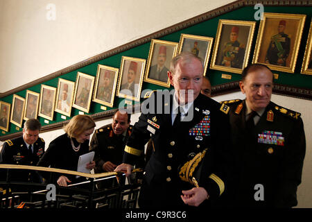 Le président des États-Unis de l'état-major interarmées, le général Martin Dempsey, gauche, marche à côté de Sami Anan, le général de la droite, à son arrivée à rencontrer le maréchal Mohamed Hussein Tantaoui, chef du conseil militaire au pouvoir de l'Égypte, au ministère de la Défense au Caire, Égypte, samedi, 11 février, 2012. (Photo AP Banque D'Images