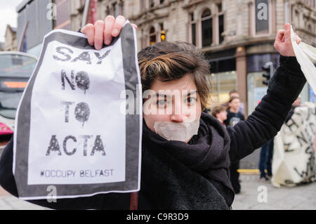 Belfast occupent et Anonyme protestation contre ACTA. 11/02/2012 Belfast Banque D'Images