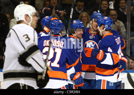 11 février 2012 - Uniondale, New York, UNITED STATES - New York Islanders aile droite Michael Grabner (40) célèbre avec ses coéquipiers après avoir marqué un but contre les Kings de Los Angeles au cours de la première période à Nassau Veterans Memorial Coliseum, Uniondale, NY (crédit Image : © Debby Wong/Southcreek/ZUM Banque D'Images