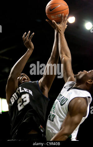 11 févr., 2012 - Cleveland, Ohio, États-Unis - Cleveland State guard (Nwamu Ike 34) bloque le tir de Butler avant Khyle Marshall (23) au cours du premier semestre. Les Bulldogs de Butler laisse la Cleveland State Vikings 28-18 à la moitié dans le jeu joué à l'Wolstein Center de Cleveland (Ohio). (Crédit de droit Banque D'Images
