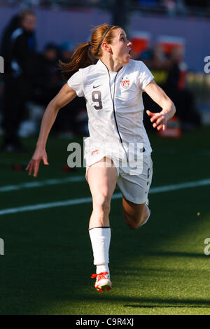 11 février 2012 - Frisco, Texas, US - U.S. Women's National Soccer Terrain Heather OÃ•Reilly (9) au cours de l'action entre les États-Unis et l'Équipe nationale de la femme de l'Équipe nationale de Nouvelle-Zélande. La Nouvelle-Zélande bat l'US 2-1 en temps supplémentaire au FC Dallas Stadium. (Crédit Image : © Andrew Dieb/Southcreek/ZUMAPRESS. Banque D'Images