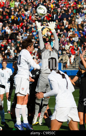 11 février 2012 - Frisco, Texas, US - New Zealand National Soccer Gardien Jenny Bindon (1) saute dans la foule pour faire une sauvegarde au cours de l'action entre les États-Unis et l'Équipe nationale de la femme de l'Équipe nationale de Nouvelle-Zélande. La Nouvelle-Zélande bat l'US 2-1 en temps supplémentaire au FC Dallas Stadium. (Crédit Image : © Andrew Banque D'Images