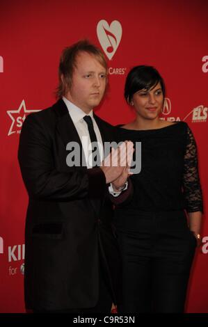 James McCartney,Jade Nazareth aux arrivées pour 2012 Personne MusiCares de l'année Gala, Los Angeles Convention Center, Los Angeles, CA le 10 février 2012. Photo par : Dee Cercone/Everett Collection Banque D'Images