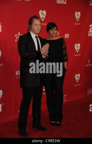 James McCartney,Jade Nazareth aux arrivées pour 2012 Personne MusiCares de l'année Gala, Los Angeles Convention Center, Los Angeles, CA le 10 février 2012. Photo par : Dee Cercone/Everett Collection Banque D'Images