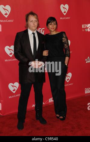 James McCartney,Jade Nazareth aux arrivées pour 2012 Personne MusiCares de l'année Gala, Los Angeles Convention Center, Los Angeles, CA le 10 février 2012. Photo par : Dee Cercone/Everett Collection Banque D'Images