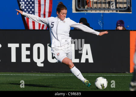 11 février 2012 - Frisco, Texas, US - U.S. Women's National Soccer Defender Kelley OÃ•Hara (5) au cours de l'action entre les États-Unis et l'Équipe nationale de la femme de l'Équipe nationale de Nouvelle-Zélande. La Nouvelle-Zélande bat l'US 2-1 en temps supplémentaire au FC Dallas Stadium. (Crédit Image : © Andrew Dieb/ZUMAPRESS.com)/Southcreek Banque D'Images