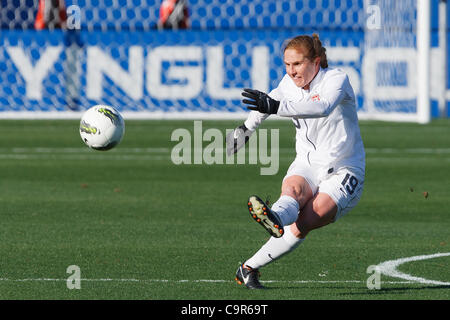 11 février 2012 - Frisco, Texas, US - U.S. Women's National Soccer Defender Rachel Buehler (19) au cours de l'action entre les États-Unis et l'Équipe nationale de la femme de l'Équipe nationale de Nouvelle-Zélande. La Nouvelle-Zélande bat l'US 2-1 en temps supplémentaire au FC Dallas Stadium. (Crédit Image : © Andrew Dieb/ZUMAPRESS.com)/Southcreek Banque D'Images