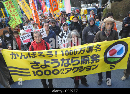 Les manifestants anti-nucléaires avec mars signe a commencé à partir de Yoyogi Park à Tokyo le samedi 11 février 2012, qui compte environ 12 000 selon l'organisateur, un groupe civique antinucléaires dirigé par Oe et d'autres militants a tenu des rassemblements anti-nucléaires dans diverses villes à travers le Japon. Les rassemblements ont été organisés un Banque D'Images