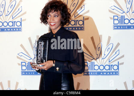 Whitney Houston pose pour une photo lors d'un prix afficher le fichier photo. La chanteuse et actrice américaine Whitney Houston, gagnant de 6 prix Grammy, y compris l'enregistrement de l'année de 'I Will Always Love You" et l'album de l'année pour "le garde du corps,' est décédé à l'âge de 48 ans, porte-parole de la chanteuse a déclaré le Février Banque D'Images