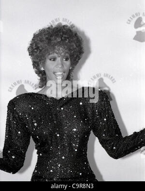 Whitney Houston pose pour une photo lors d'un prix afficher le fichier photo. La chanteuse et actrice américaine Whitney Houston, gagnant de 6 prix Grammy, y compris l'enregistrement de l'année de 'I Will Always Love You" et l'album de l'année pour "le garde du corps,' est décédé à l'âge de 48 ans, porte-parole de la chanteuse a déclaré le Février Banque D'Images