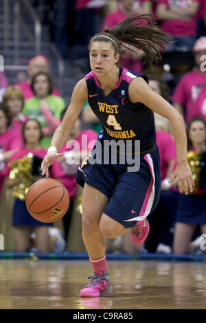 12 févr. 2012 - South Bend, Indiana, États-Unis - West Virginia Brooke garde Hampton (# 4) DRIBBLE la balle en première moitié action de basket-ball match entre West Virginia et Notre Dame. Le West Virginia Mountaineers bouleversé le Notre Dame Fighting Irish 65-63 en match à Purcell Pavillon au Banque D'Images